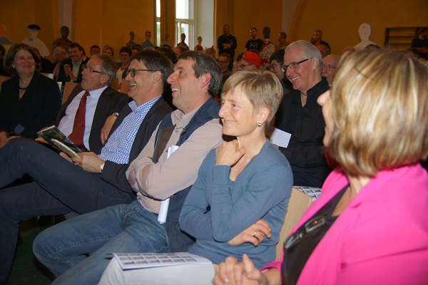 HWK-Präsident Rudi Müller, Landrat Günter Schartz, Alfred und Anne Wirtz, die Einrichtungsleiterin Sieglinde Schmitz folgen den humorvollen Ausführungen Dr. Bitters.